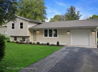 22W435 Sycamore Dr, Glen Ellyn, IL