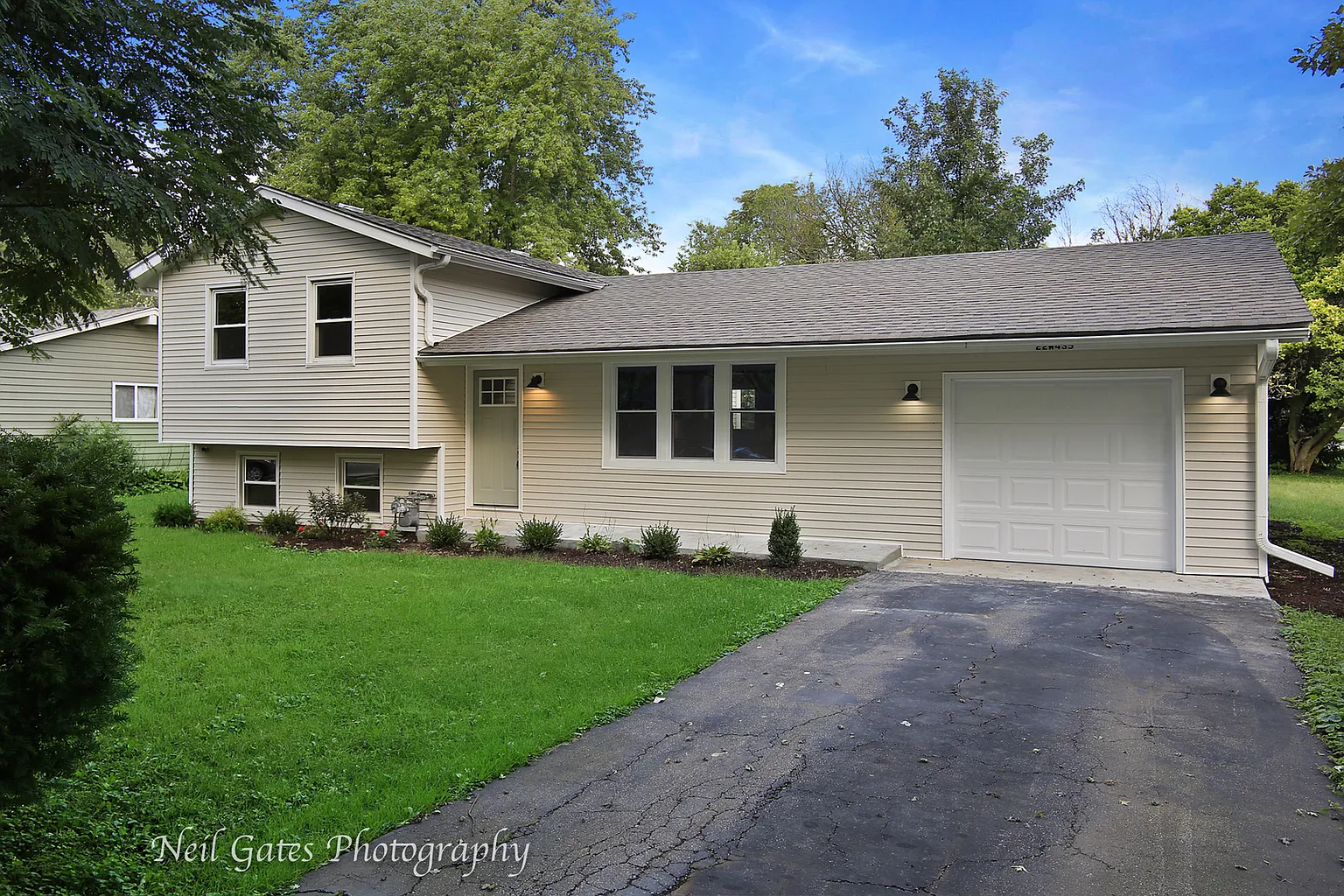 22W435 Sycamore Dr photo 1
