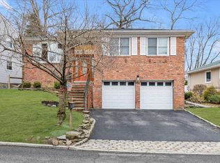 290 Thompson Shore Rd, Manhasset, NY 11030