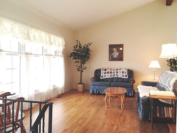 2nd image of 373 Cottonwood Ln