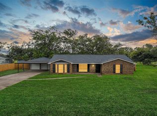 38 Hollychase St, Clute, TX 77531
