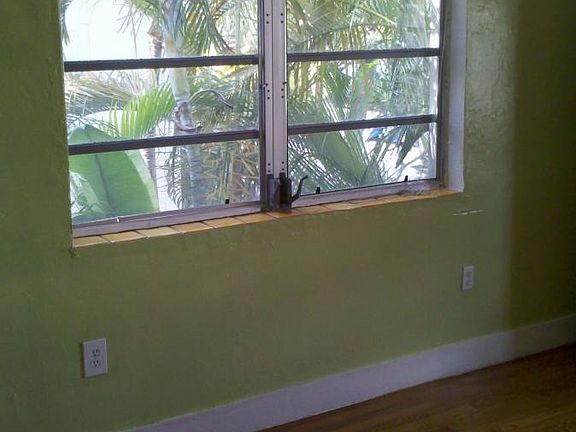 5th image of 1550 Jefferson Ave APT 4