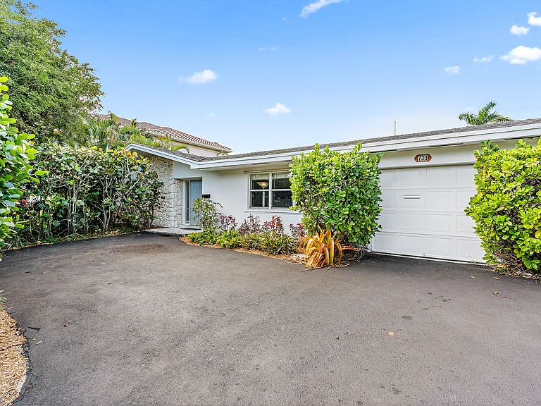 733 Waterway Dr — Photo 2