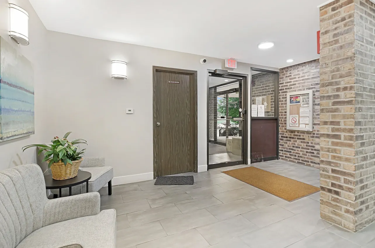 W Huntington Commons Rd — Photo 1