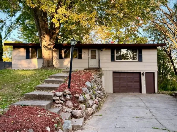 720 Wesley St, Waupaca, WI 54981