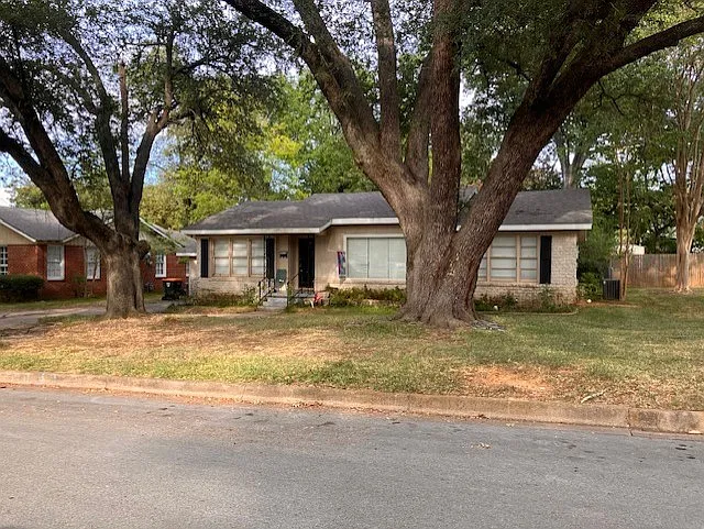 3 bed, 1.5 bath, 1769 sqft, $1,450 — Photo 1