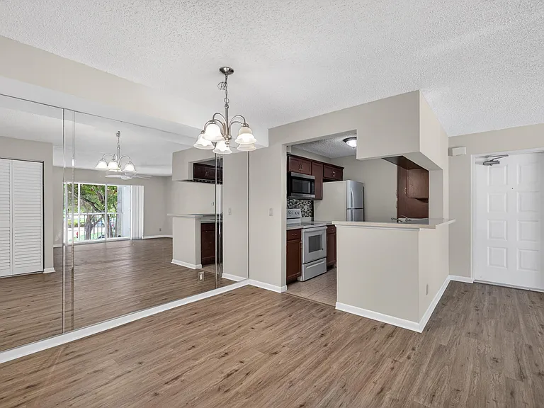 2512 SE Anchorage Cv #2 — Photo 2