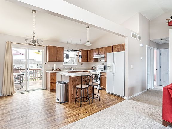 3rd image of 615 Badger Ct