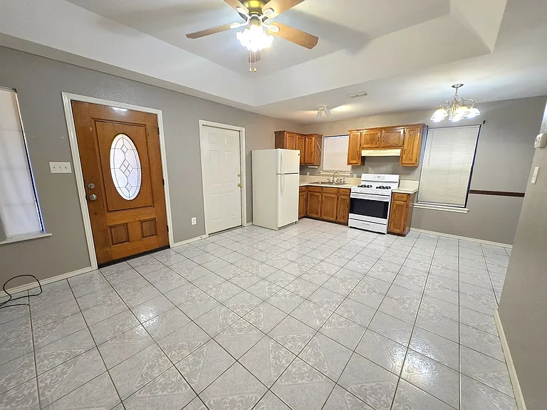914 W Pierce Ave — Photo 3