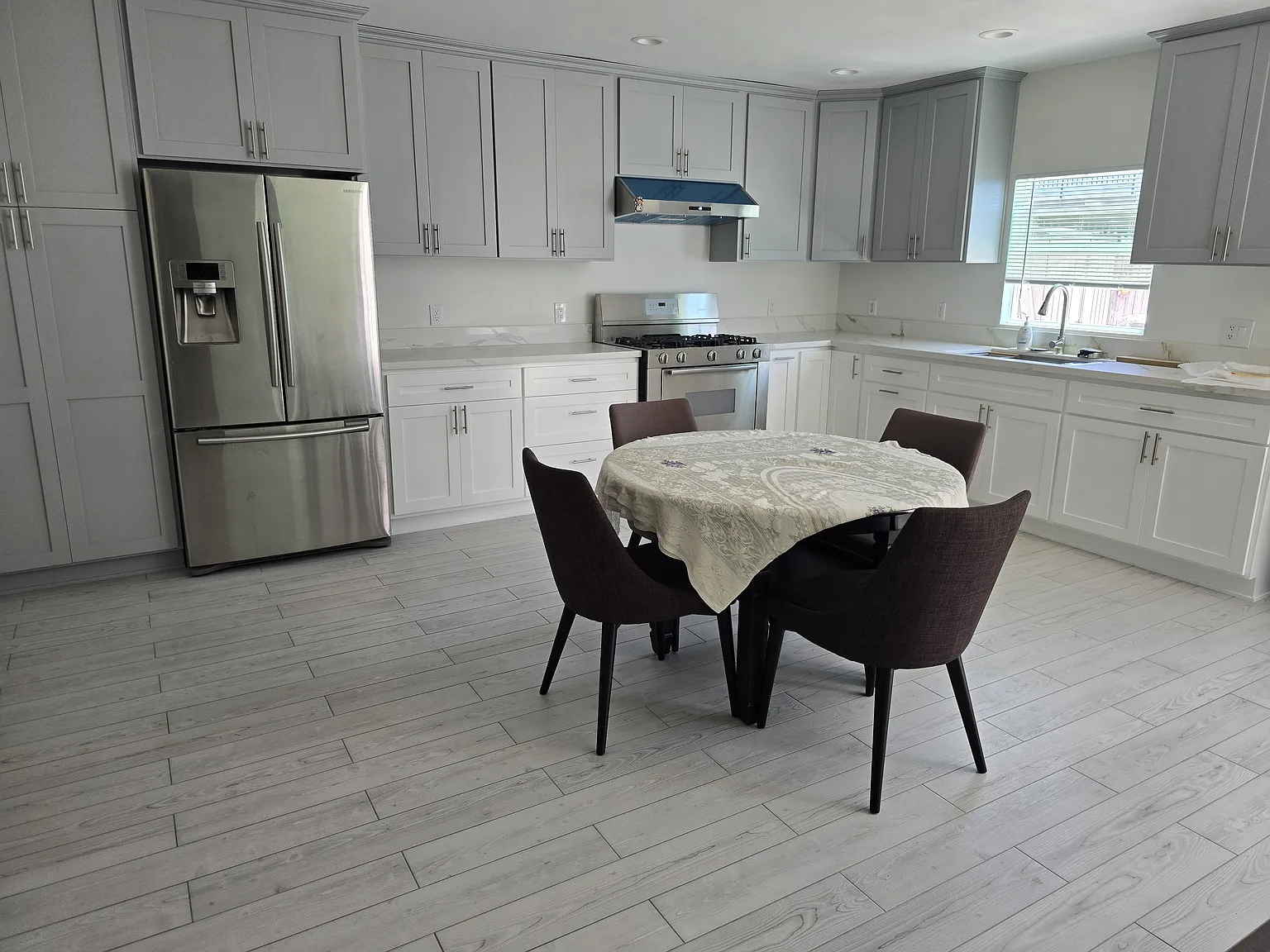 3 bed, 1000 sqft, $3,750 — Photo 2