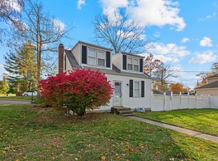 28 Woodland Dr, Kings Park, NY 11754