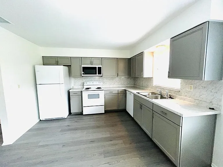 1509 Phyllis St — Photo 5