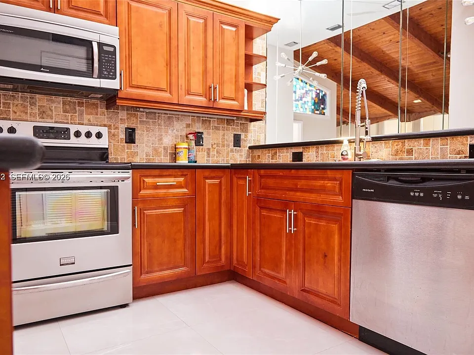 347 Leslie Dr