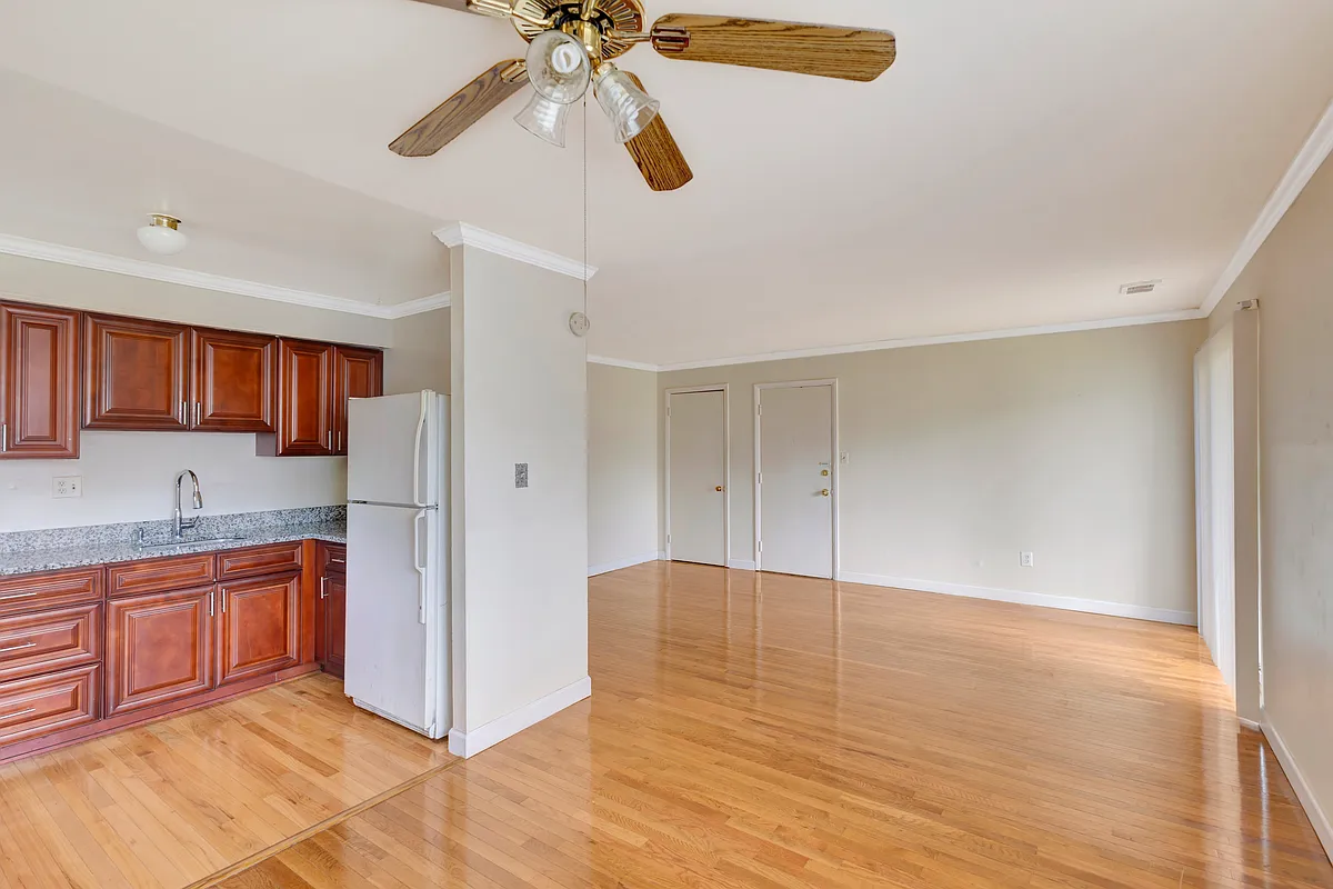 Building Photo - 5704 Seymour Ave #10