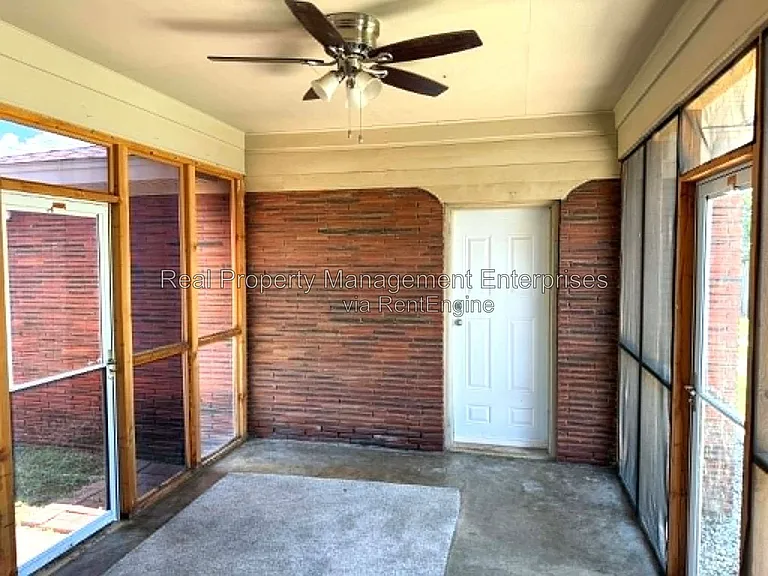 2301 N Warren Ave — Photo 32