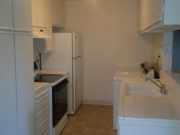 4th image of 684 Oakwood Dr