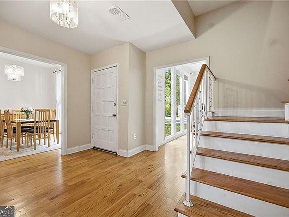 4th image of 4136 Lakeshore Way NE