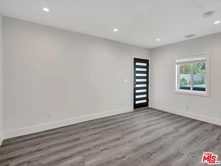 5752 Kester Ave — Photo 9