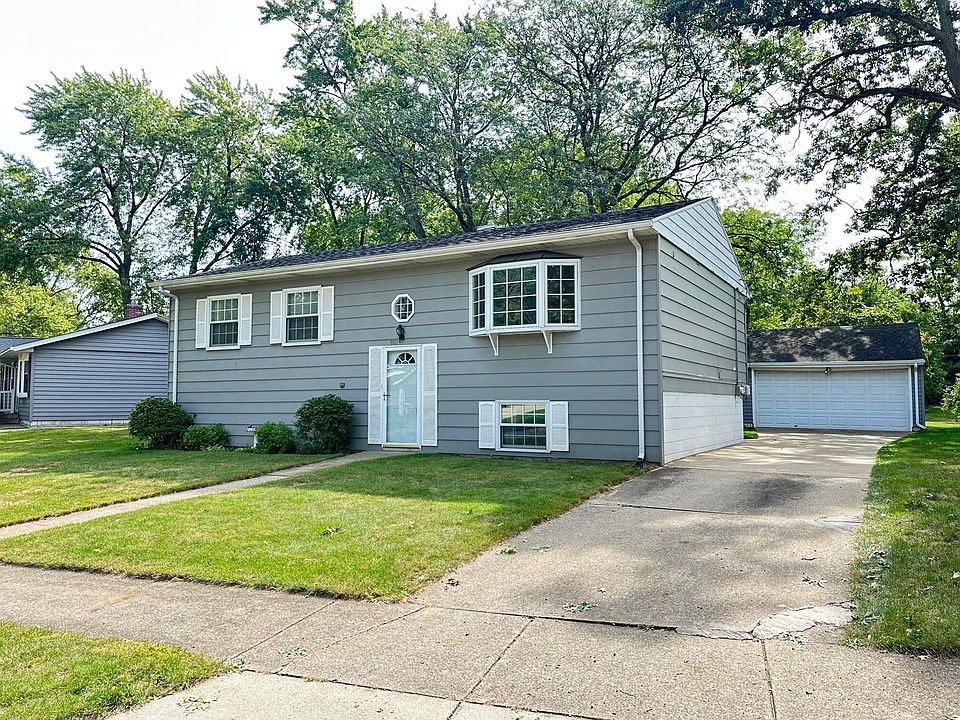 1st image of 901 Essex Ln