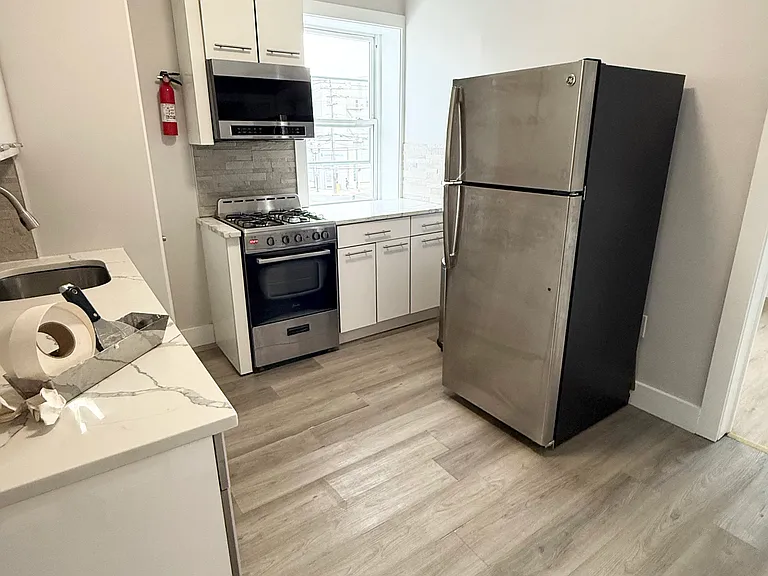 108 60th St #7 — Photo 1