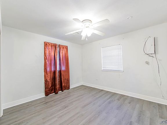 3rd image of 609 Douglas Dr