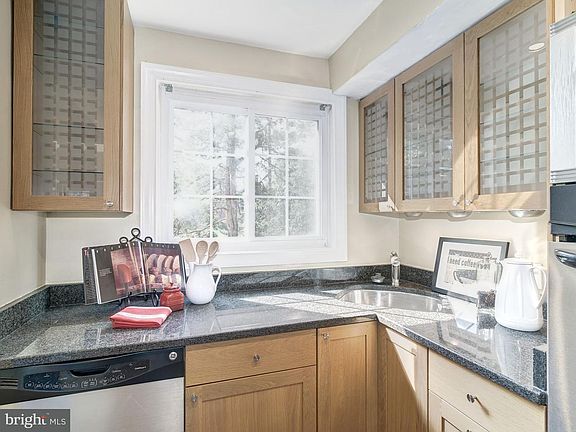5th image of 1919 N Quaker Ln #211
