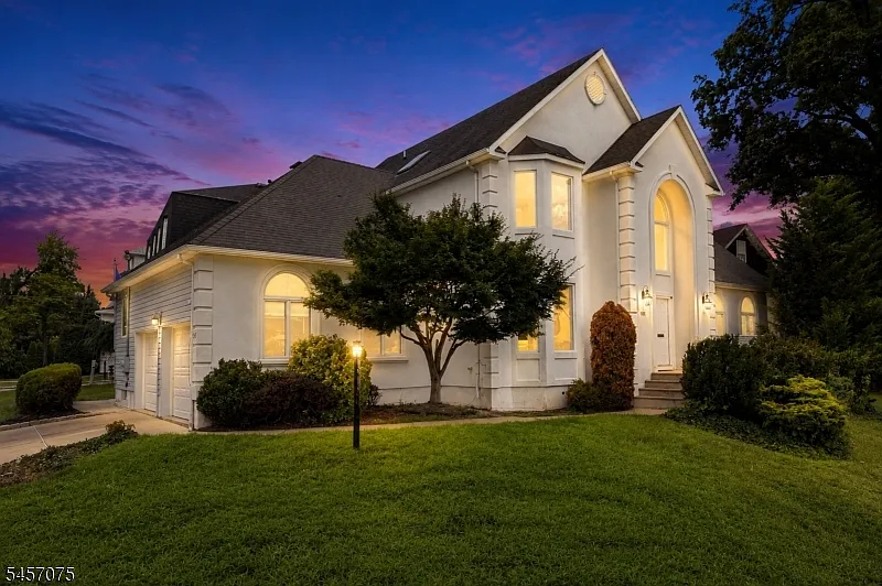 907 Colonia Rd