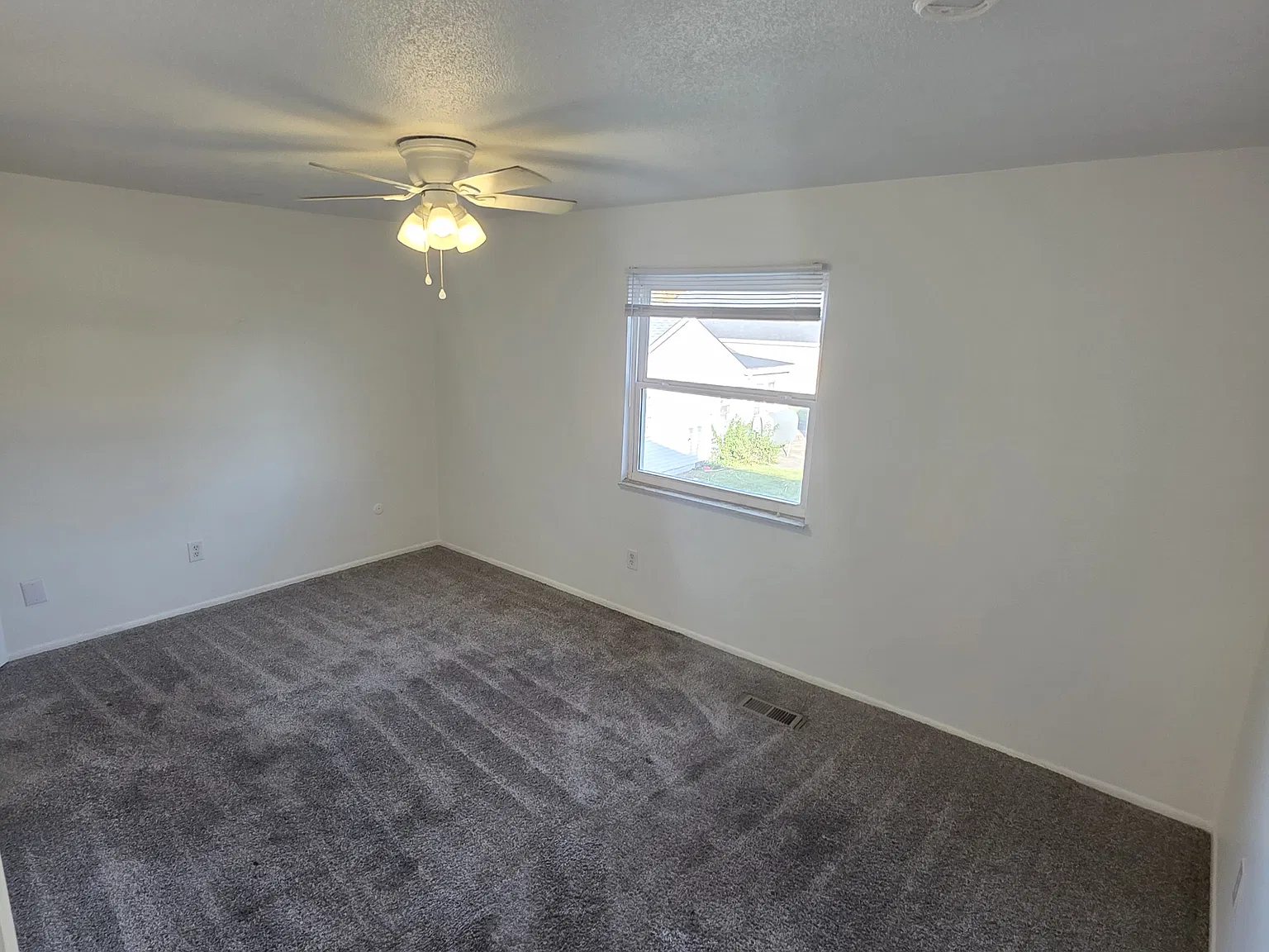 2 bed, 1.5 bath, 1024 sqft, $1,250 — Photo 2