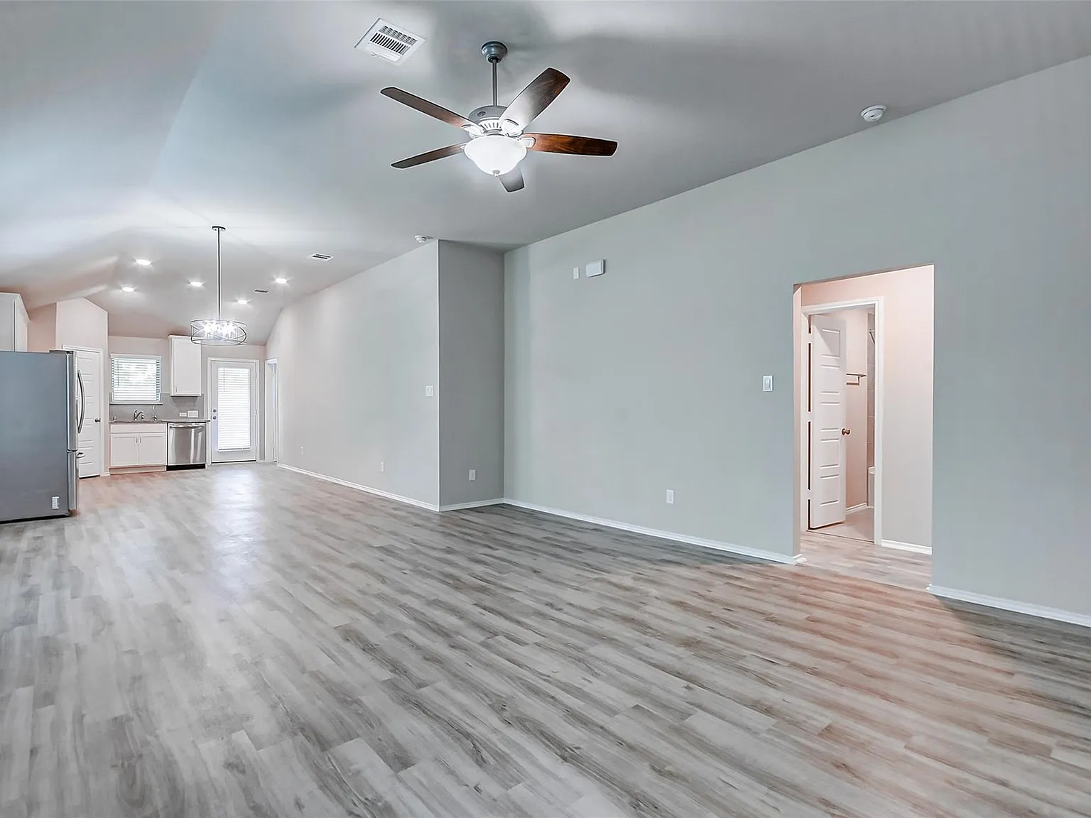 3 bed, 2.0 bath, 1594 sqft, $2,100 — Photo 3