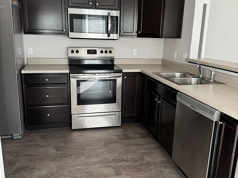 557 Labrador Dr — Photo 13