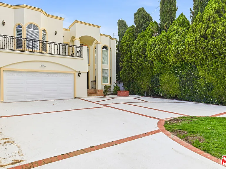 23114 Mariano St — Photo 5