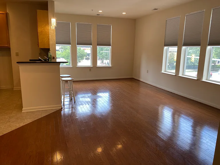Open floor plan with pennisula bar in kitchen