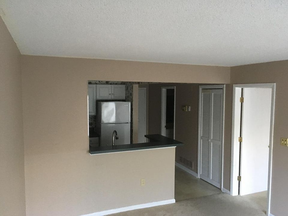 1st image of 1600 Park Cir APT 403