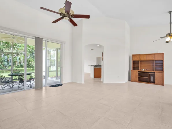 190 SE Crosspoint Drive, Port St Lucie, FL 34983