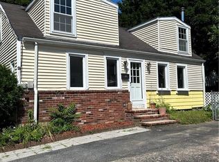 9 Snells Ct, West Warwick, RI 02893