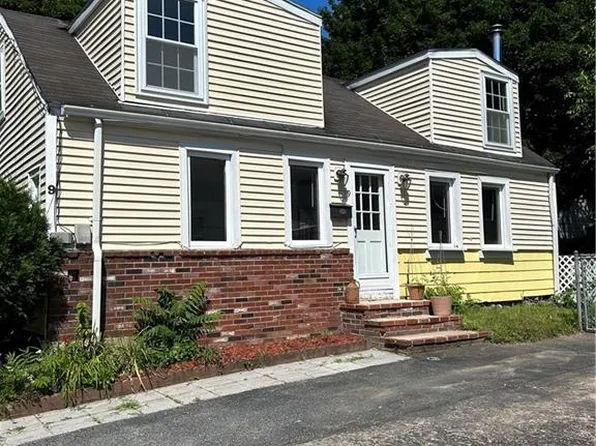9 Snells Ct, West Warwick, RI 02893
