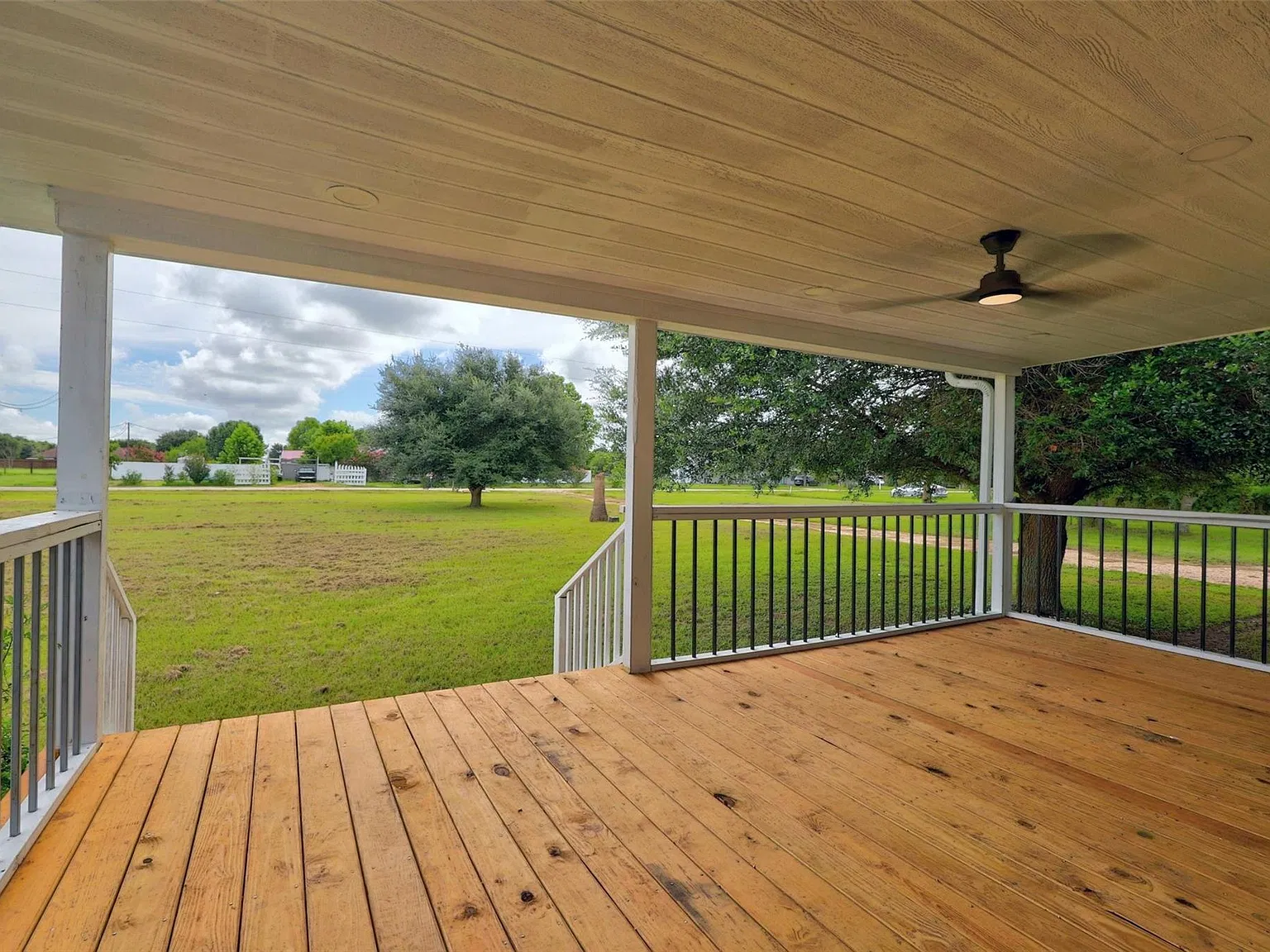 4 bed, 3.0 bath, 1976 sqft, $2,495 — Photo 3