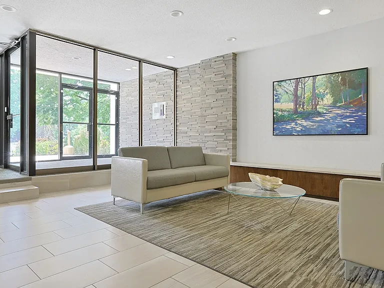 412 Benedict Ave #6C — Photo 2