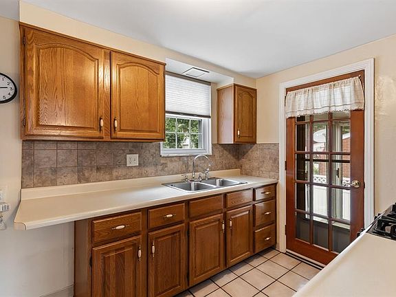 4th image of 76 Kingston Ave