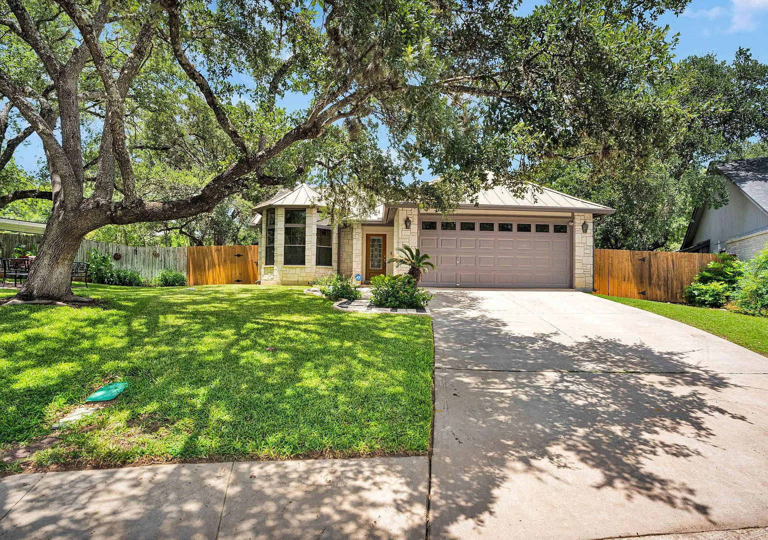 Charming Home in Castle Hills Forest — Photo 1