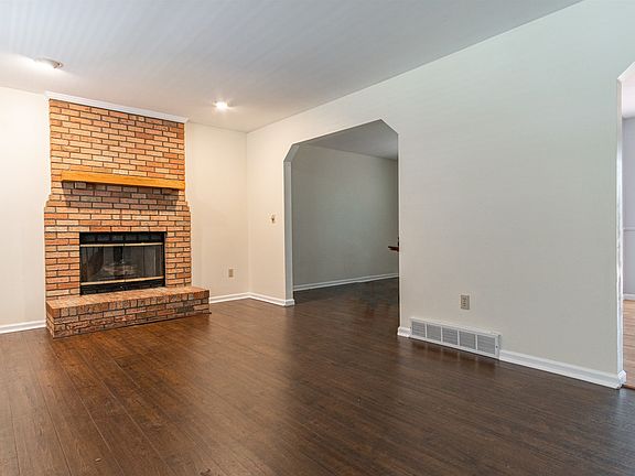 4th image of 33 Herald Dr