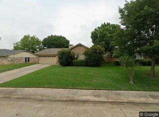 726 Woodcrest Dr, Grand Prairie, TX 75052