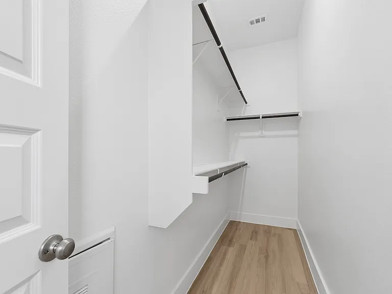 Walk-in Closet Walk-in Closet