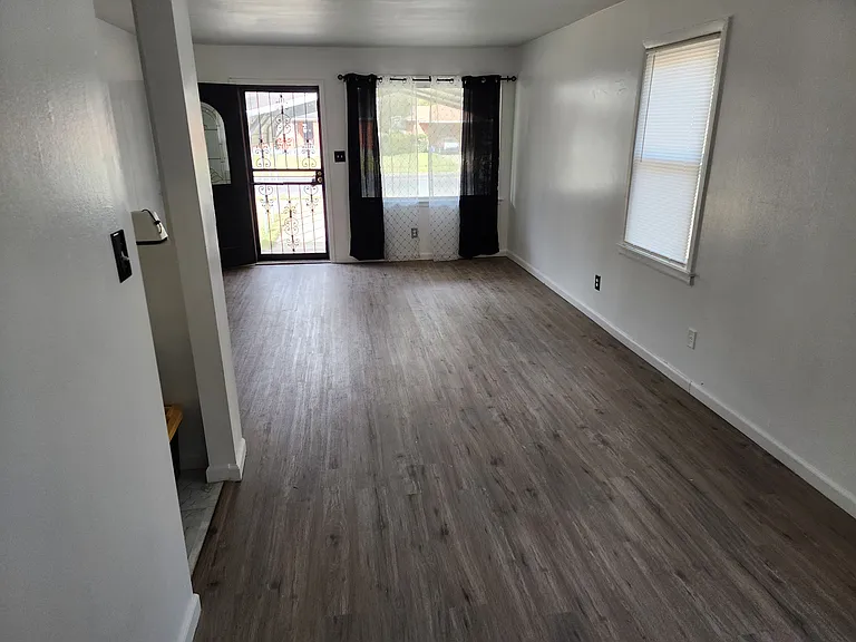 1386 Robin Hood Ln — Photo 3