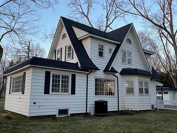 3rd image of 2401 Oakland Dr