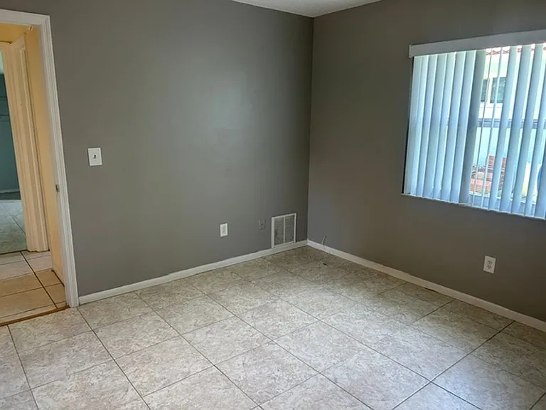 1207 Dinner Bell Ln E — Photo 2