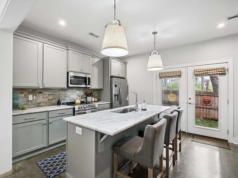 1125 Chester Ave #11 — Photo 9