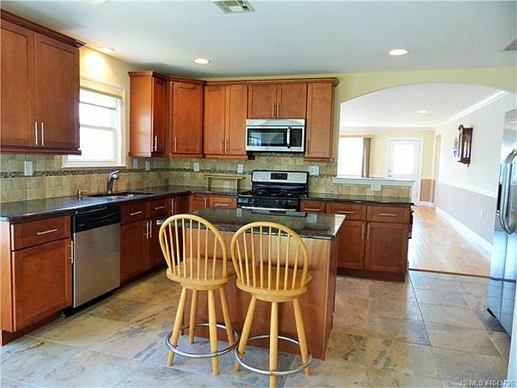 3rd image of 11 Doral Dr