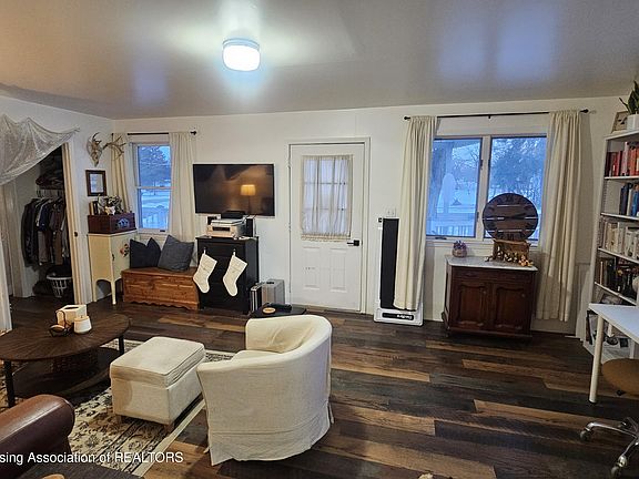 5th image of 227 Barber St