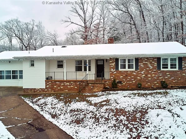 5450 Deerfield Ln, Cross Lanes, WV 25313